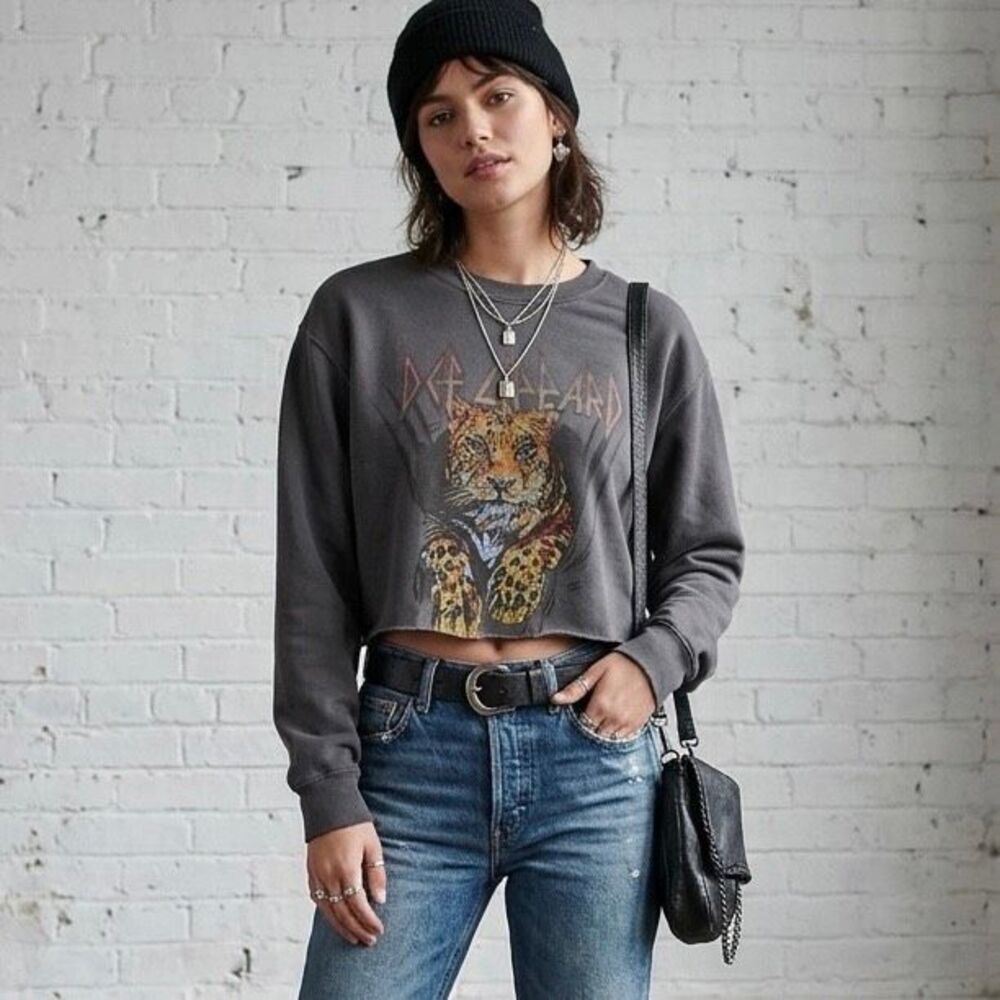 Def Leppard Cropped Graphic Sweatshirt Leopard Band Tee | Size S - Picture 1 of 7